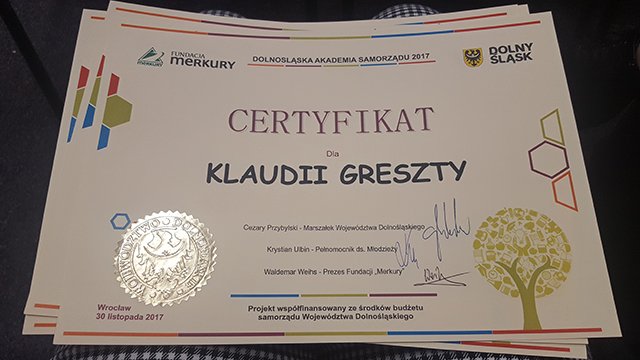 \"Kolejny krok: DOROSŁOŚĆ\" - uczennice ZSE z certyfikatami od marszałka województwa